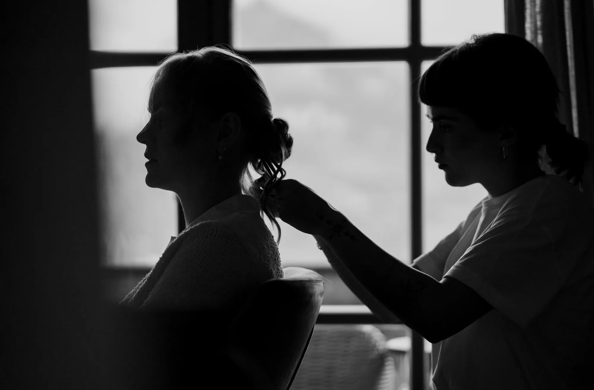 Getting Ready in Schwarz-Weiß, stimmungsvolles Gegenlicht