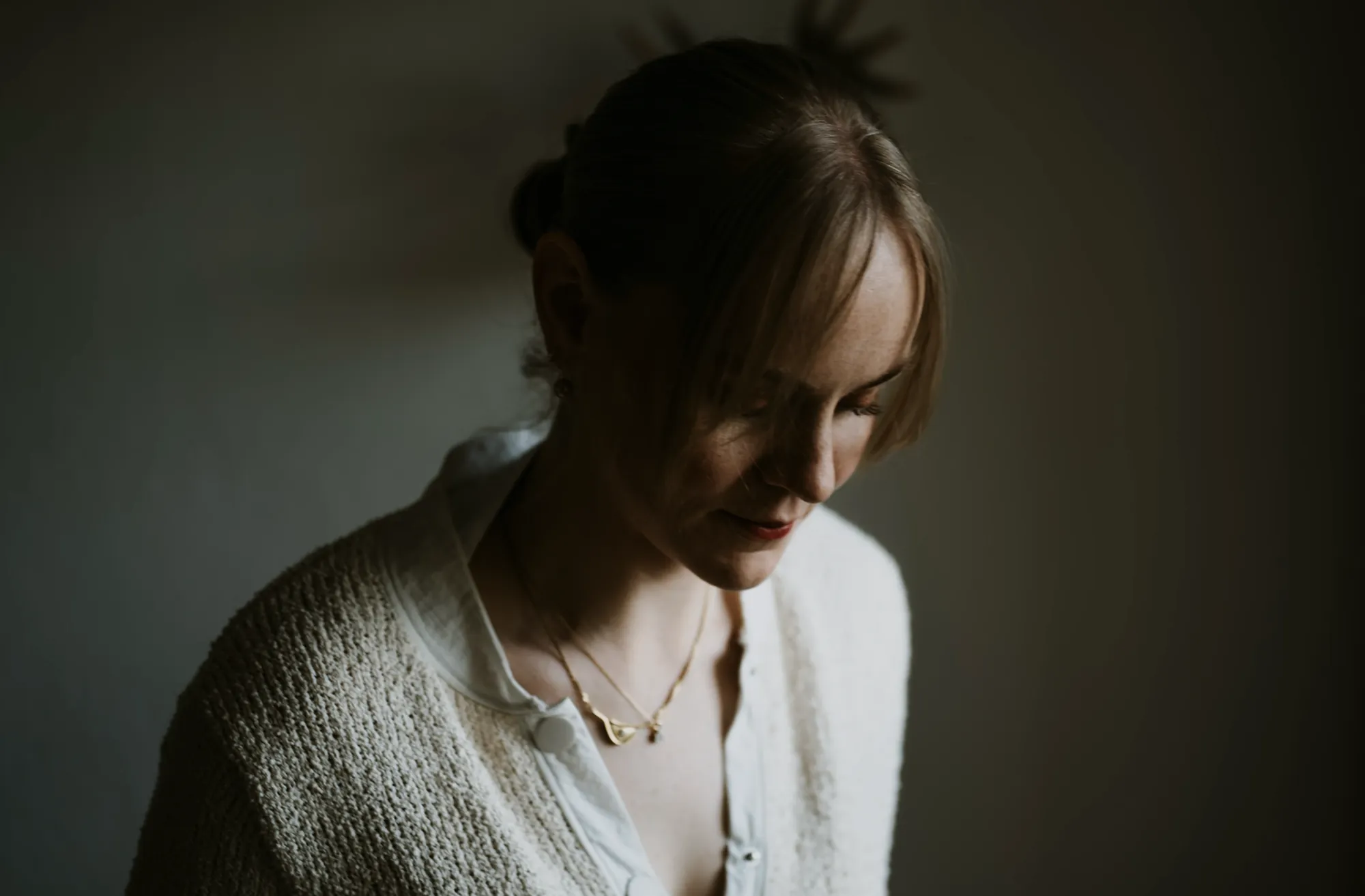 Portrait der Braut im warmen Abendlicht