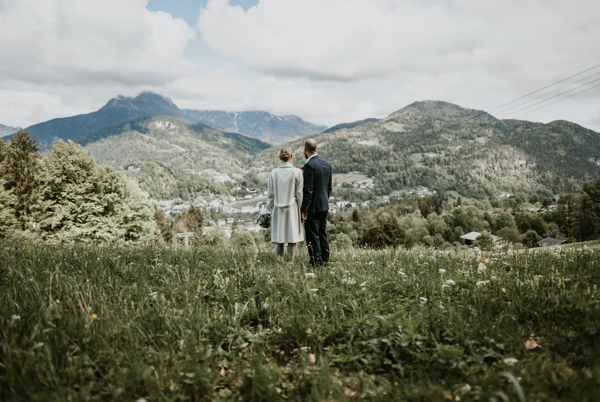 Brautpaar auf der Blumenwiese der Salzbergalm mit Blick über Berchtesgaden