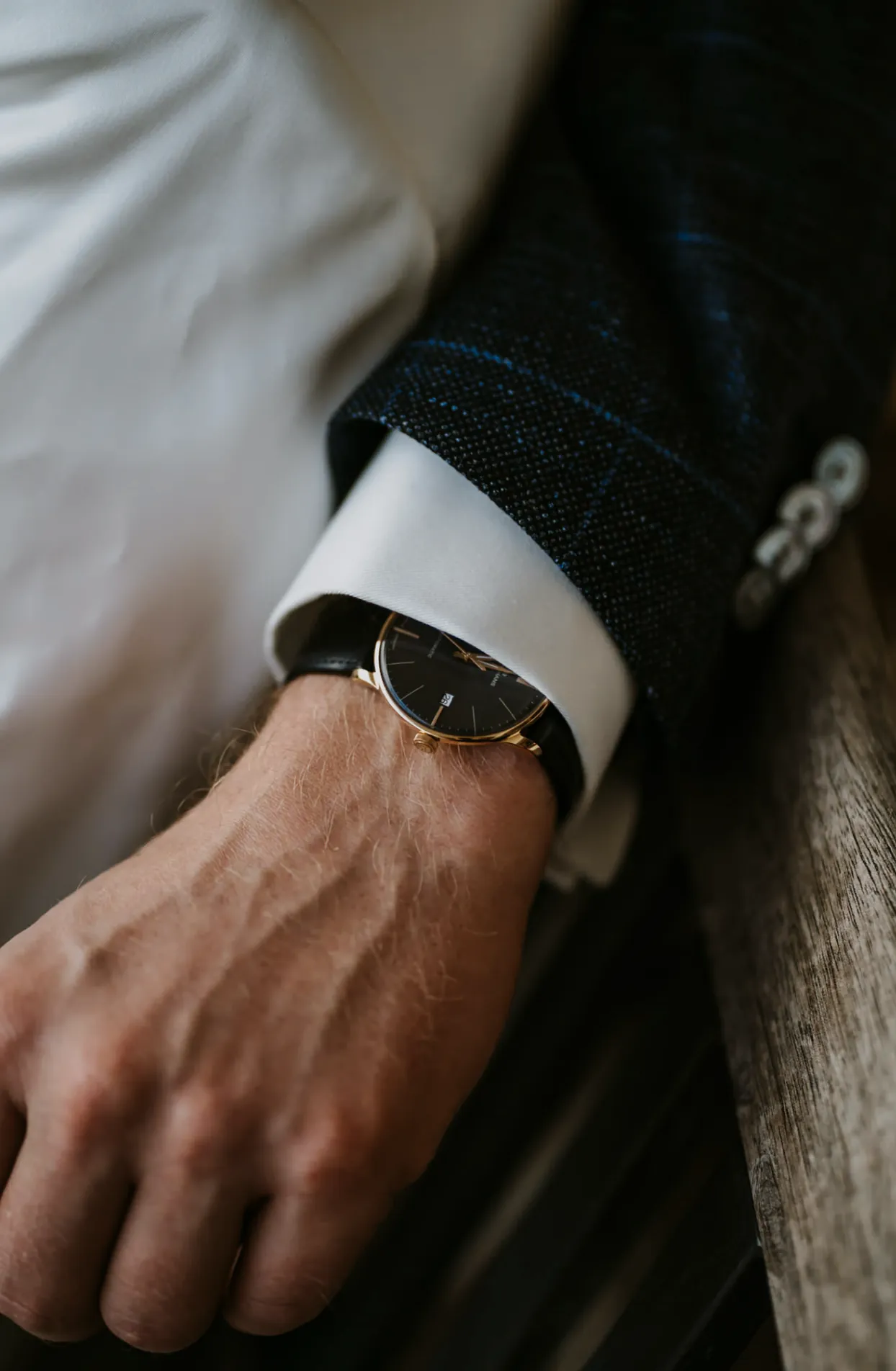 Manschettenknopf und Armbanduhr des Bräutigams