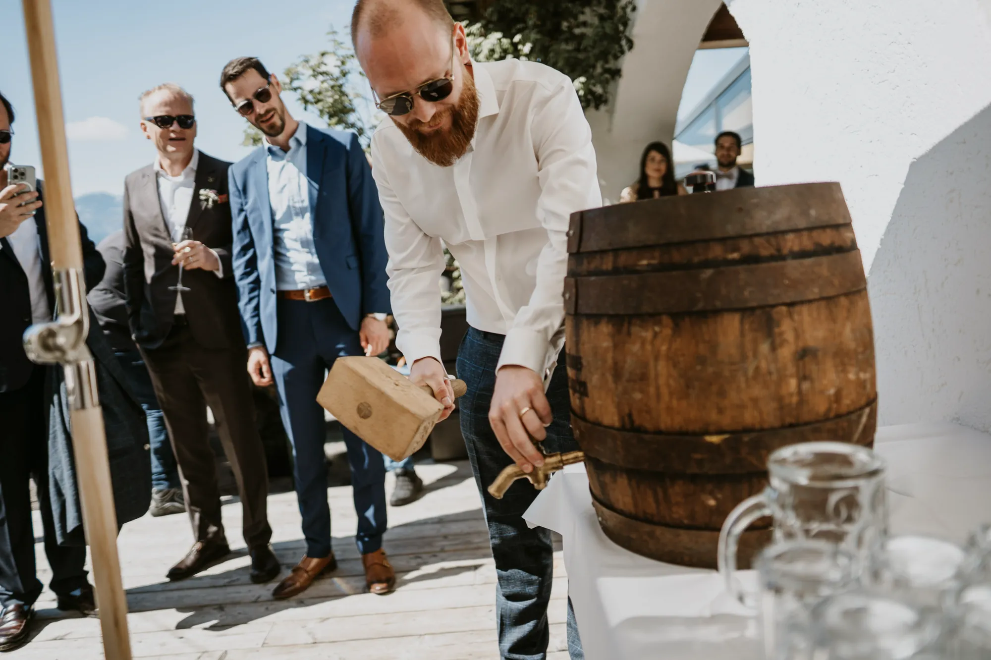 Fassanstich: der Bräutigam eröffnet das Fassbier