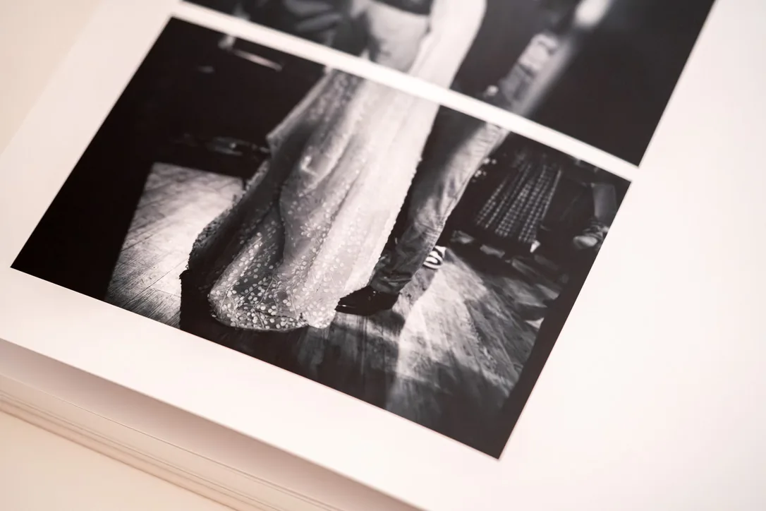 Fotobuch Schwarz-Weiß Seite Hochzeitskleid