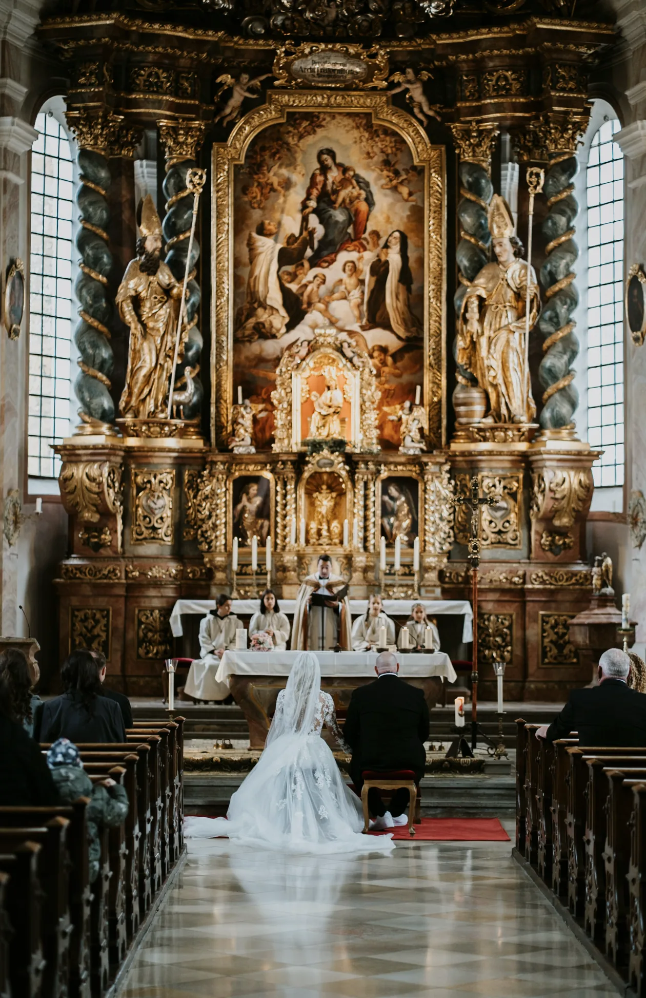 Der kunstvoll gestaltete Altar der Kirche Bad Endorf