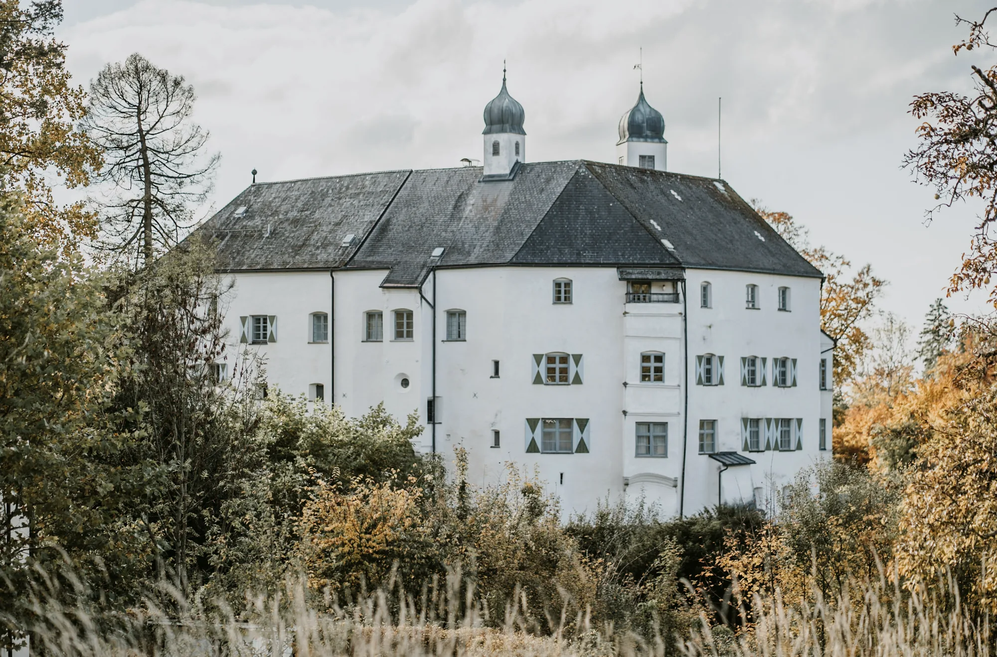 Schloss Amerang in goldenem Herbstlicht, Außenansicht