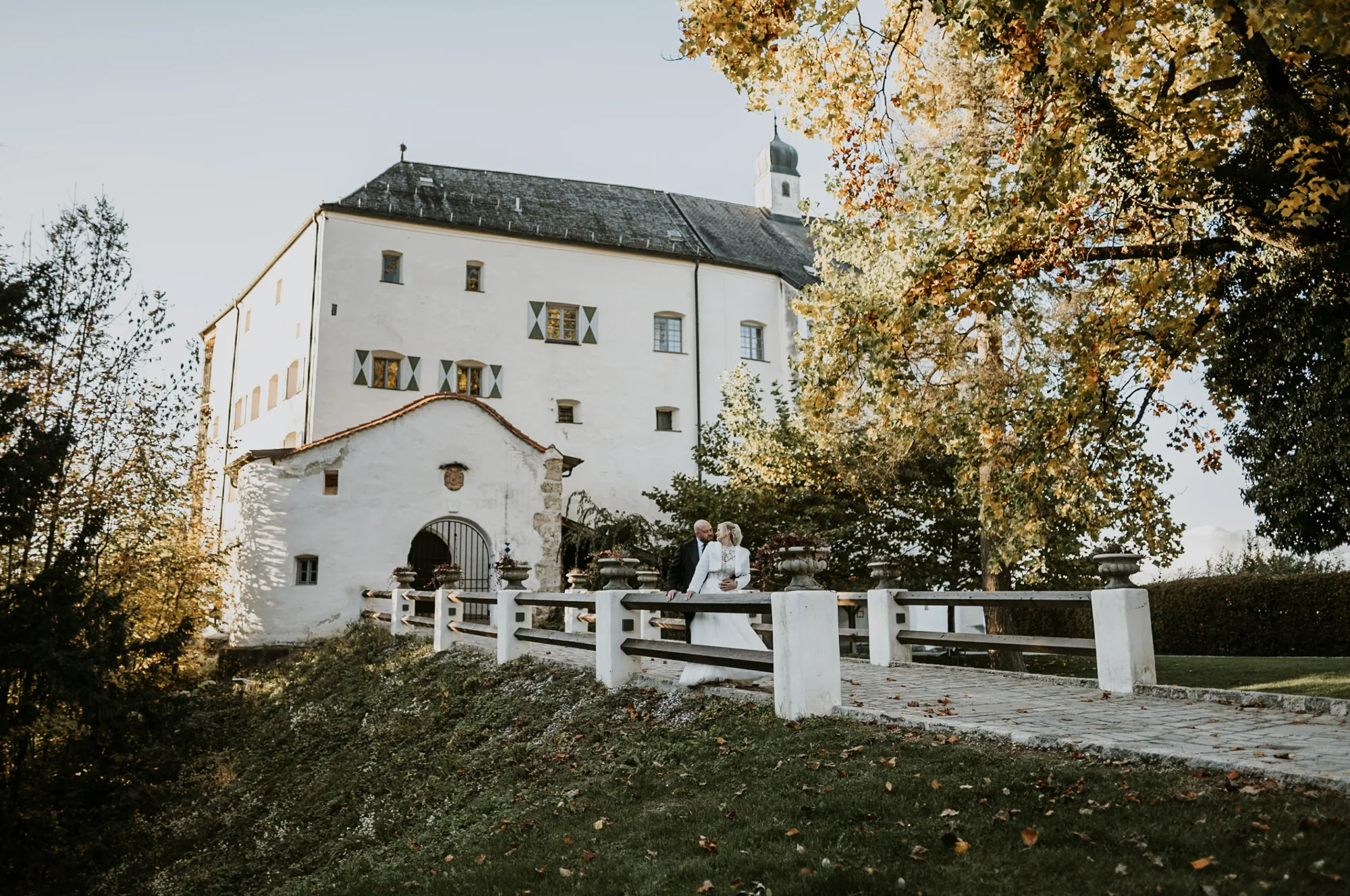 Blick auf Schloss Amerang von der Zufahrt
