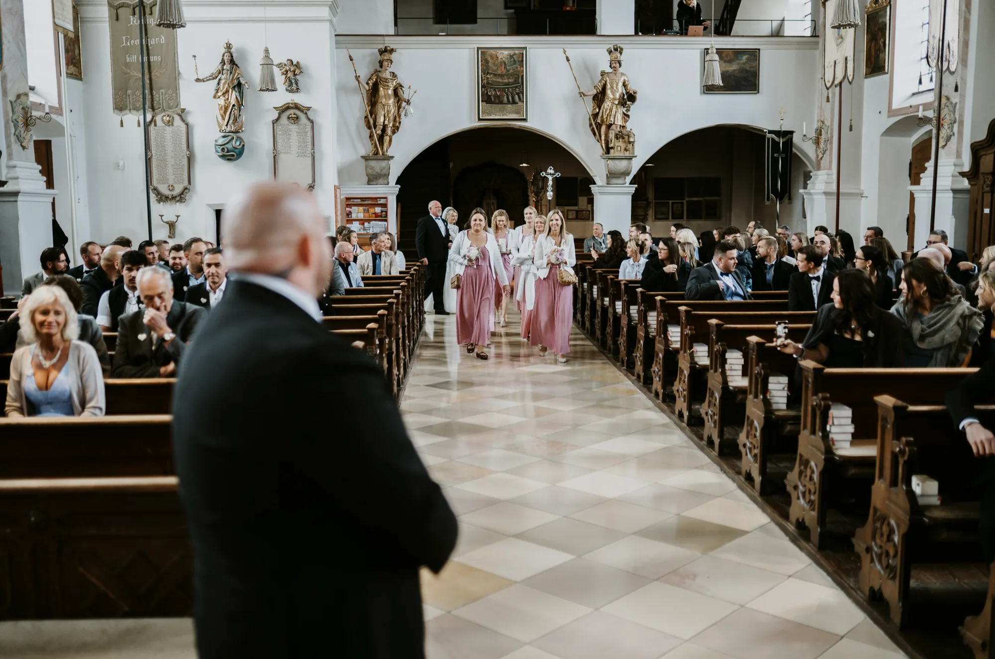 Die Braut schreitet durch den Mittelgang der Kirche Bad Endorf