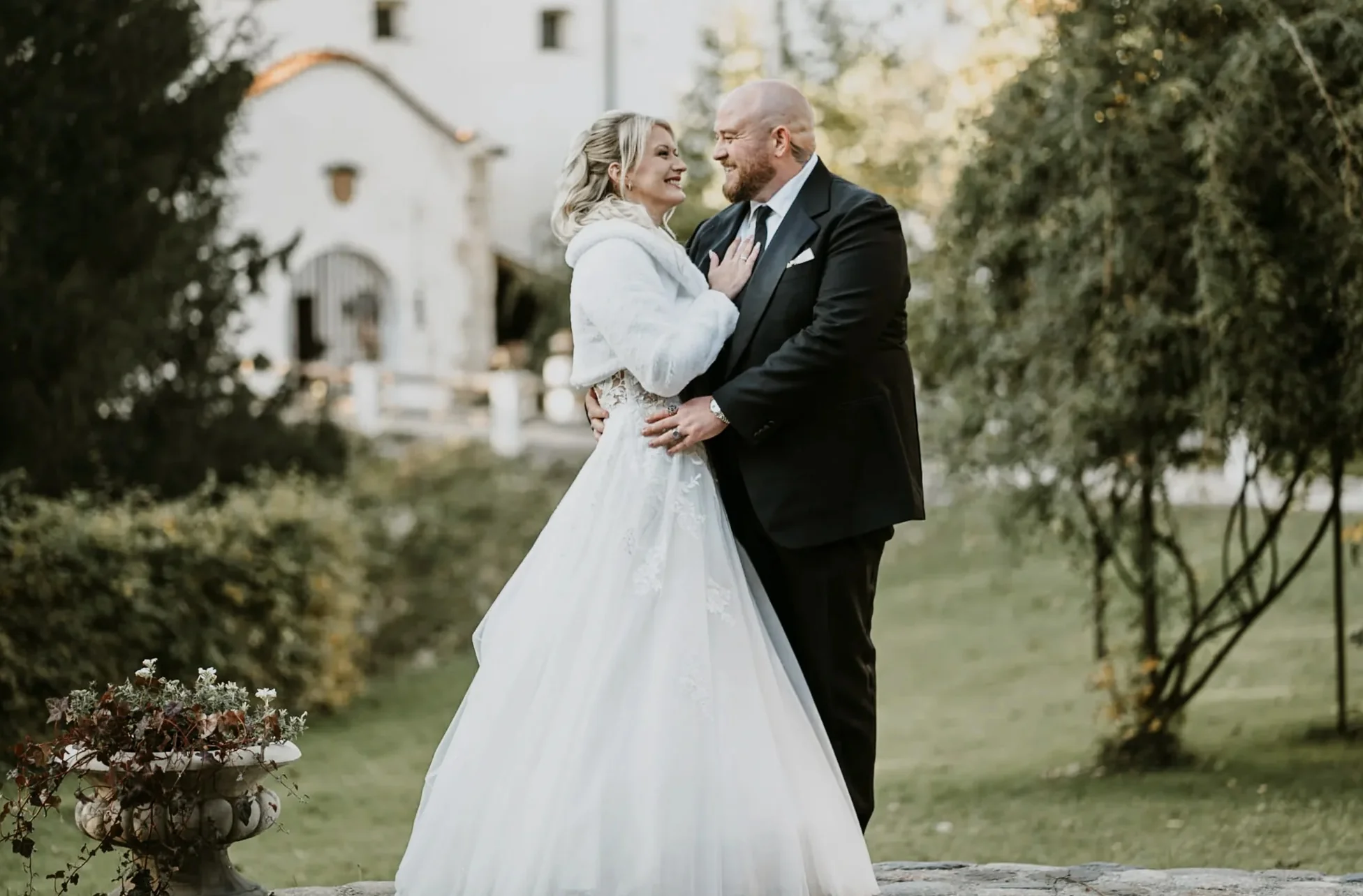 Brautpaar vor Schloss Amerang – komplette Hochzeitsreportage