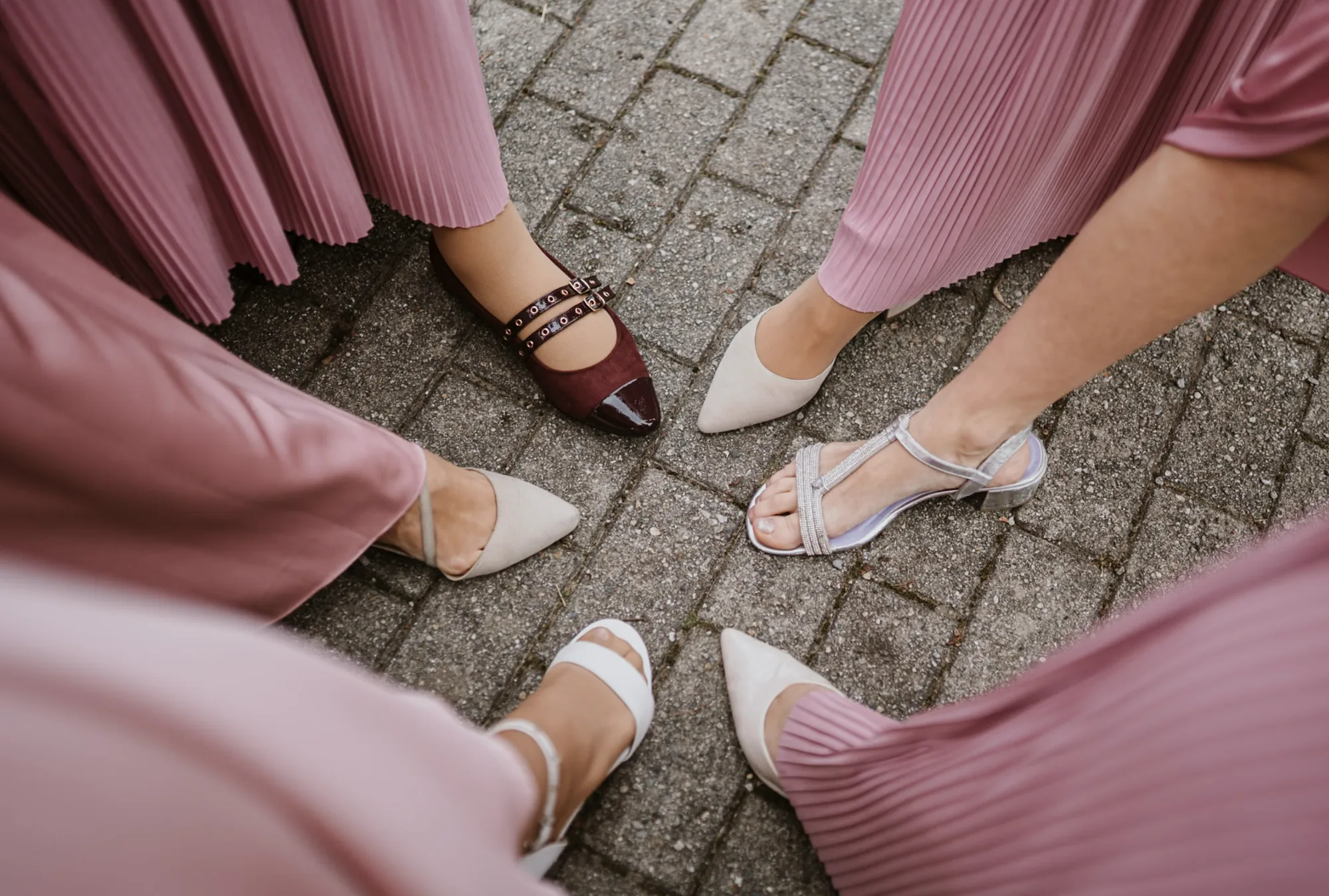 Detail der rosafarbenen Brautjungfern-Schuhe vor der Trauung