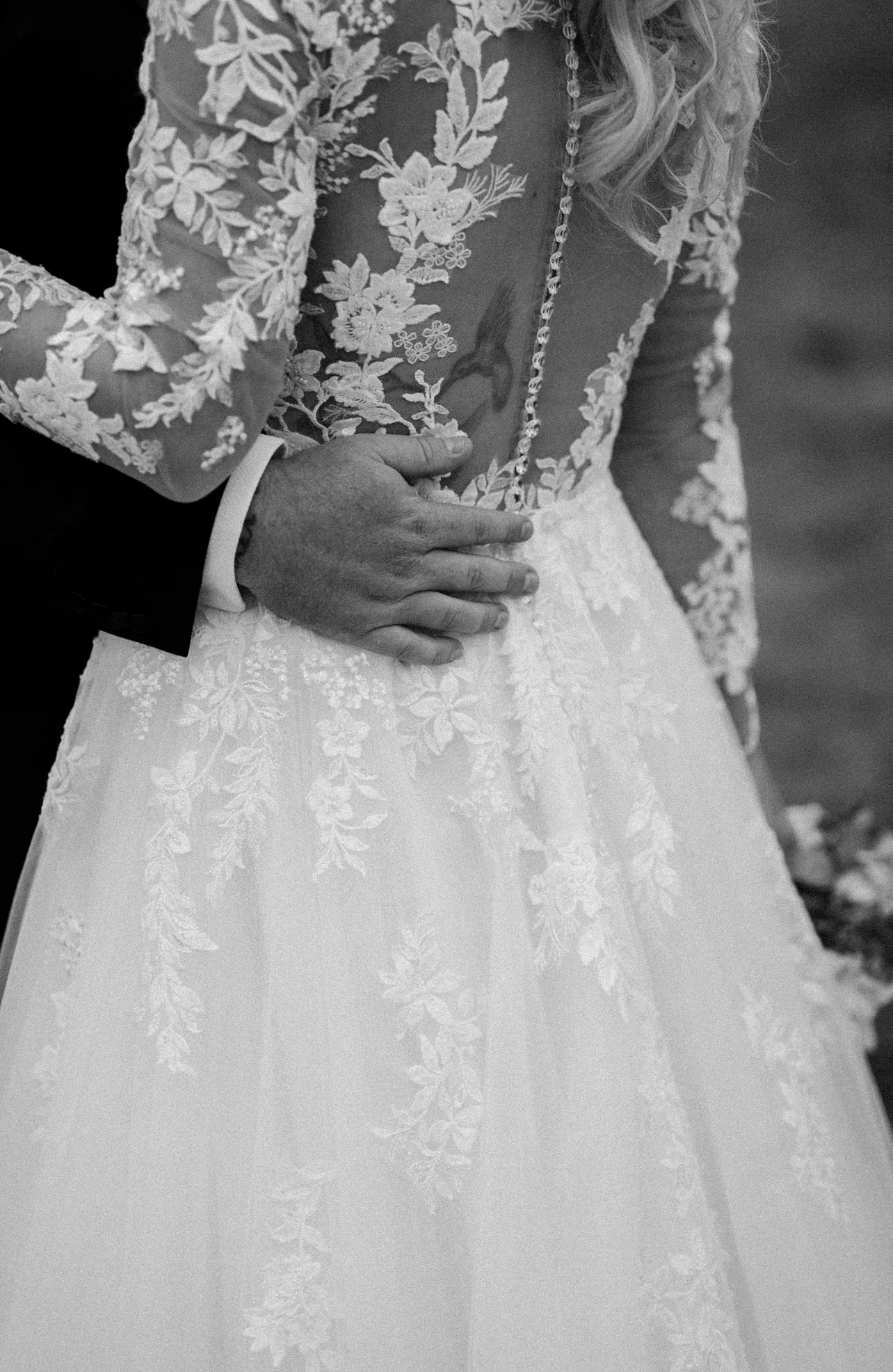 Detailaufnahme der Spitzenärmel am Brautkleid