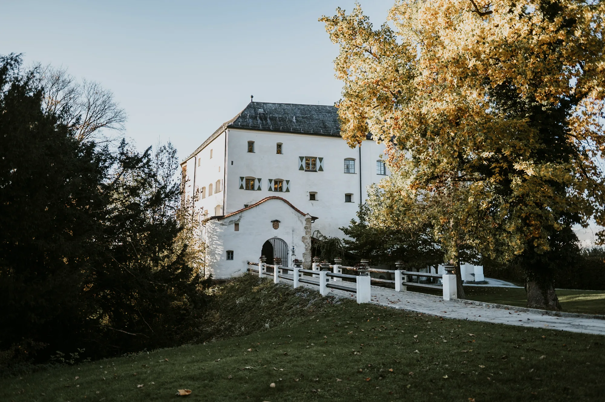 Schloss Amerang, historische Gebäudeansicht im Herbst
