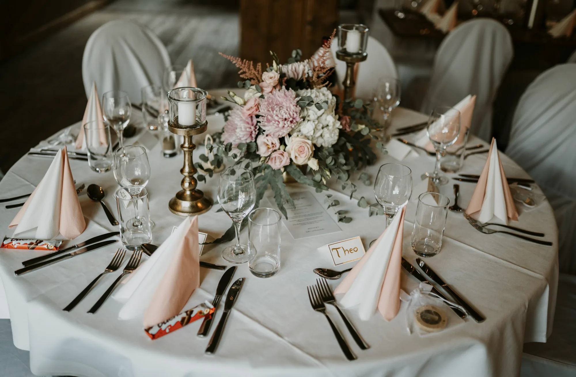 Kerzen und Blumenschmuck auf der Hochzeitstafel