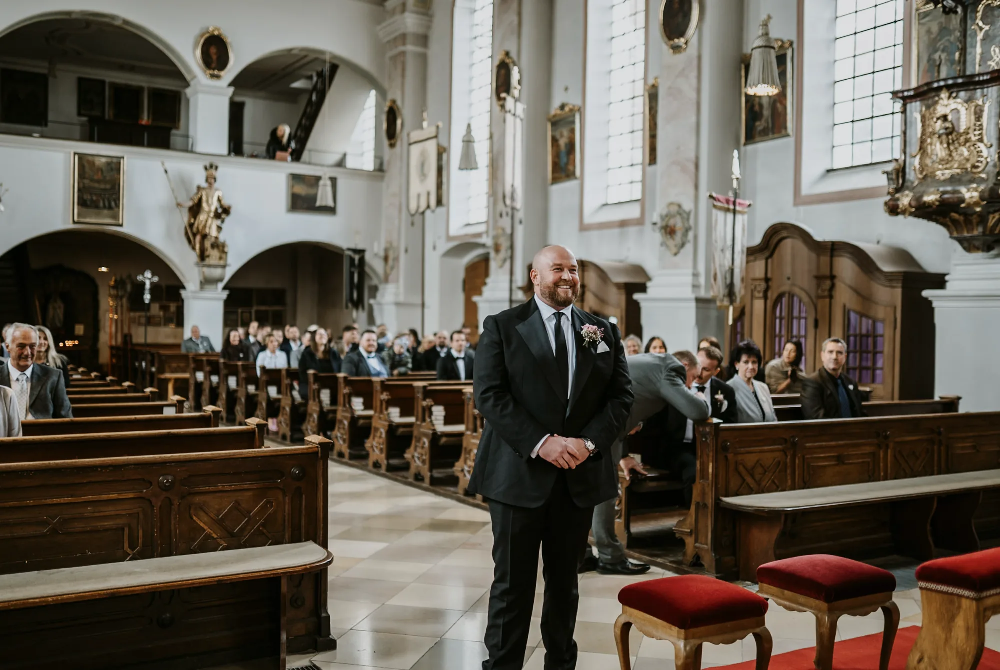 Blick in die festlich gefüllte Kirche Bad Endorf vor der Trauung