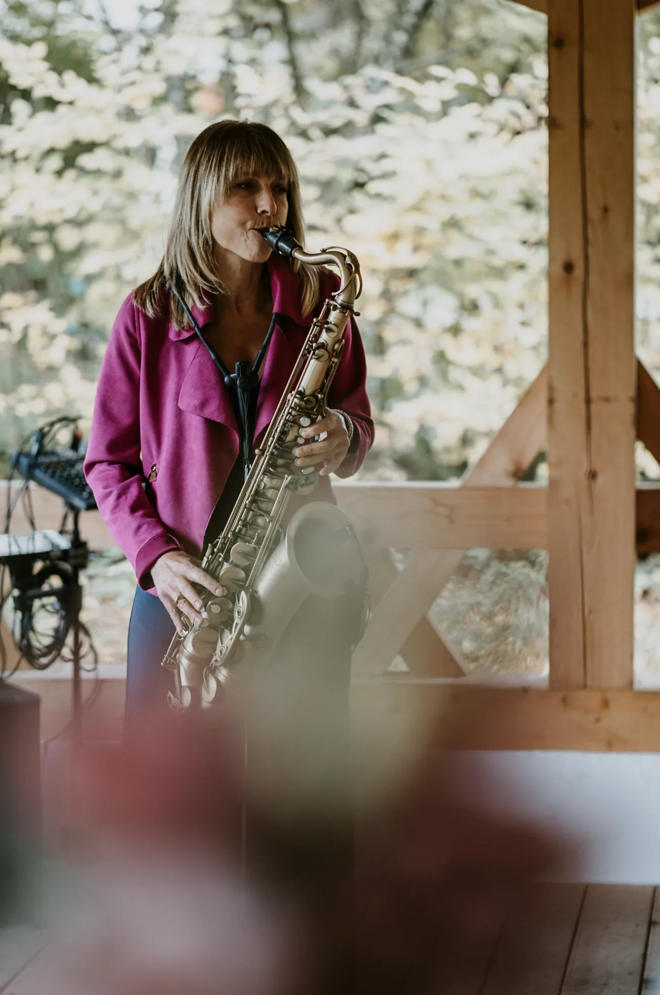 Saxophonistin sorgt für musikalische Untermalung beim Sektempfang