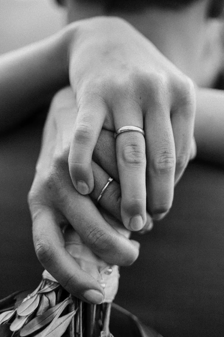 Bräutigam küsst Hand der Braut im Gegenlicht – Hochzeitsfotograf Rosenheim