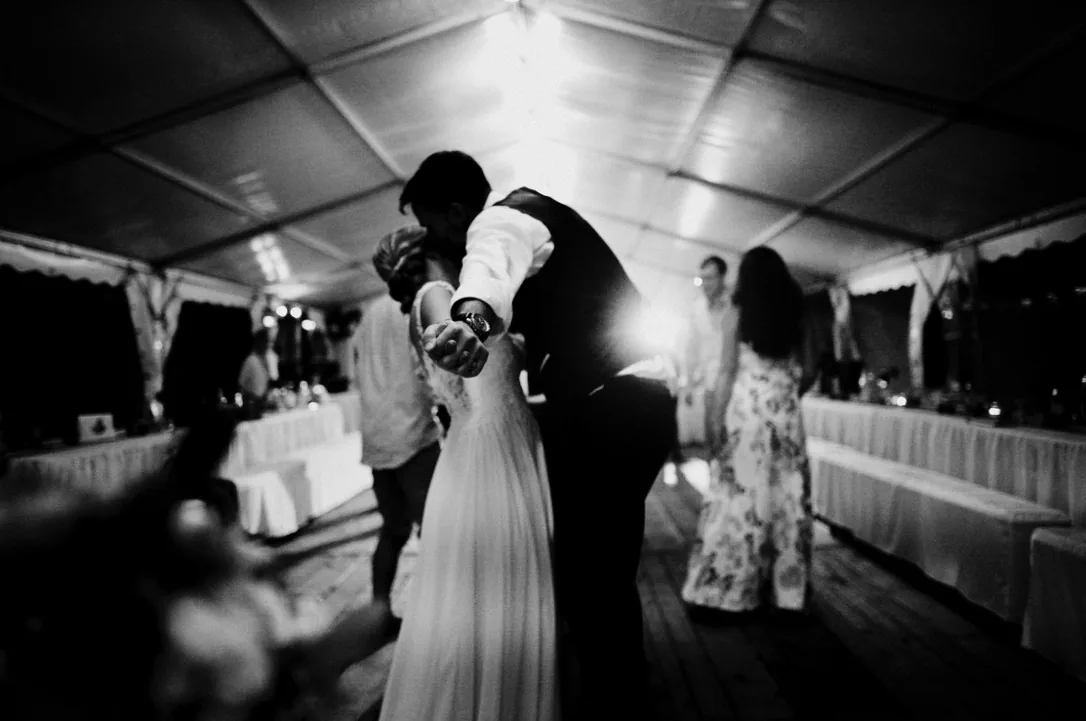 Brautpaar geht durch ein Kornfeld – Hochzeitsfotograf Bad Aibling