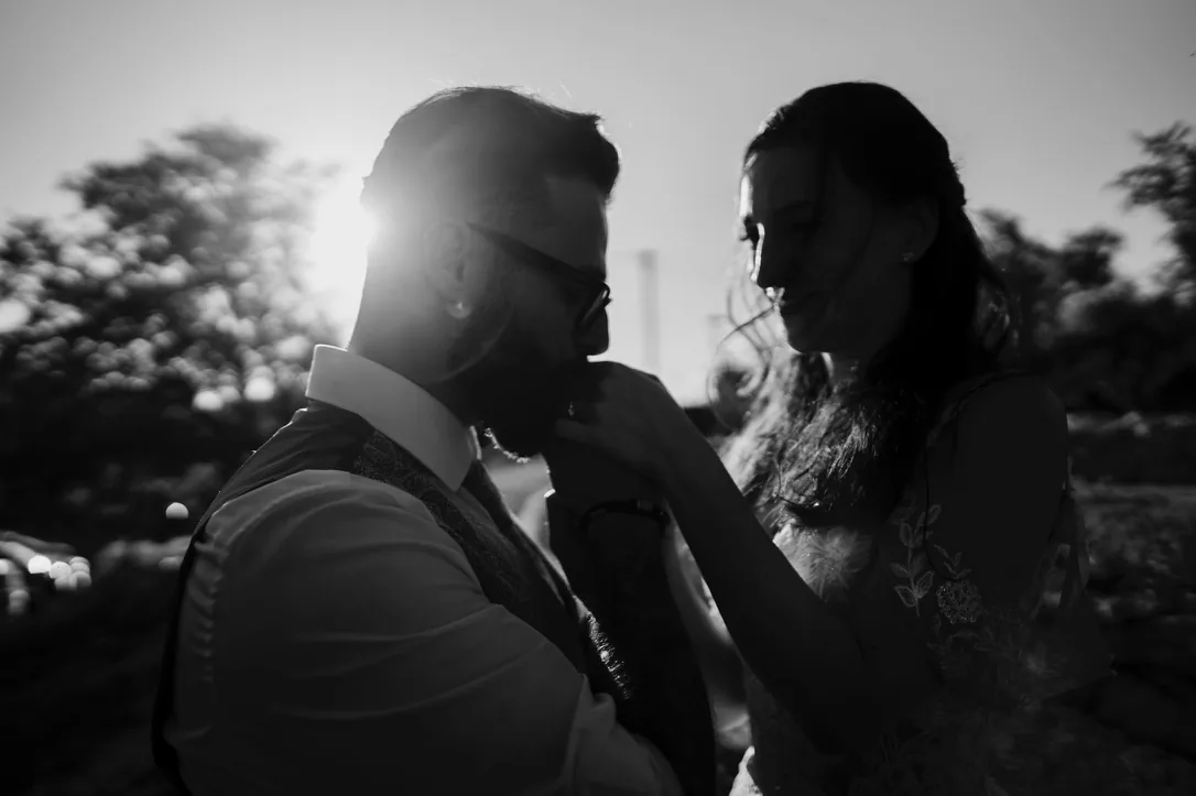 Braut hält Sonnenblumenstrauß – Hochzeitsfotograf Rosenheim